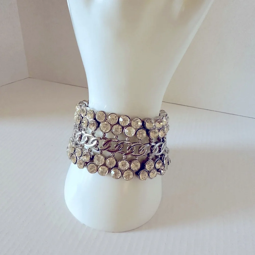 Silver tone chunky clear stone stretch bracelet